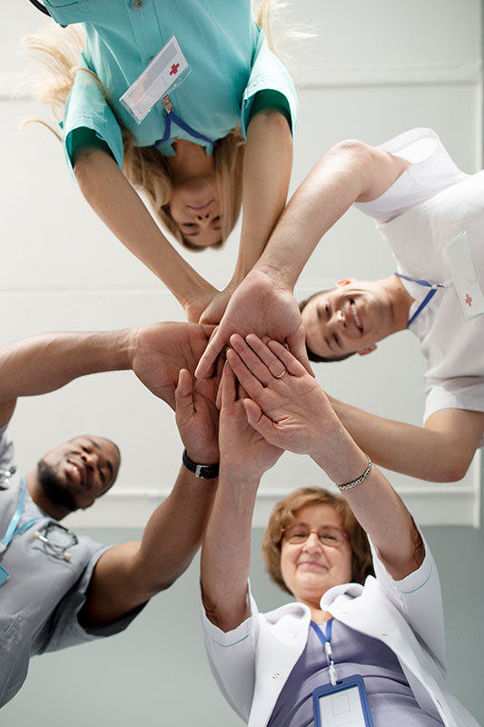 cerca-del-equipo-de-trabajadores-de-la-salud