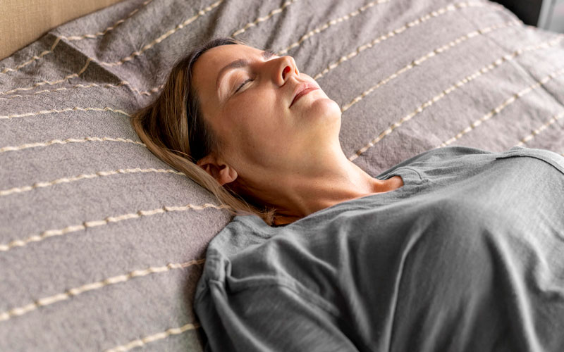 mujer-de-tiro-medio-tendido-en-la-cama